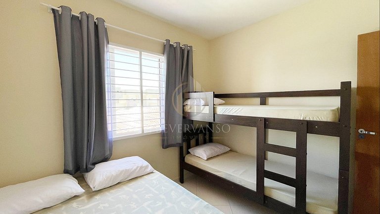 Sobrado com piscina, acomoda até 14 pessoas