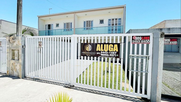 Sobrado com piscina, acomoda até 14 pessoas