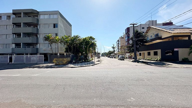 A duas quadras da praia, com Wi-Fi e ar, cond.