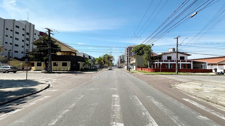 A duas quadras da praia, com Wi-Fi e ar, cond.