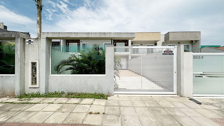 Sobrado de alto padrão com piscina próximo ao mar