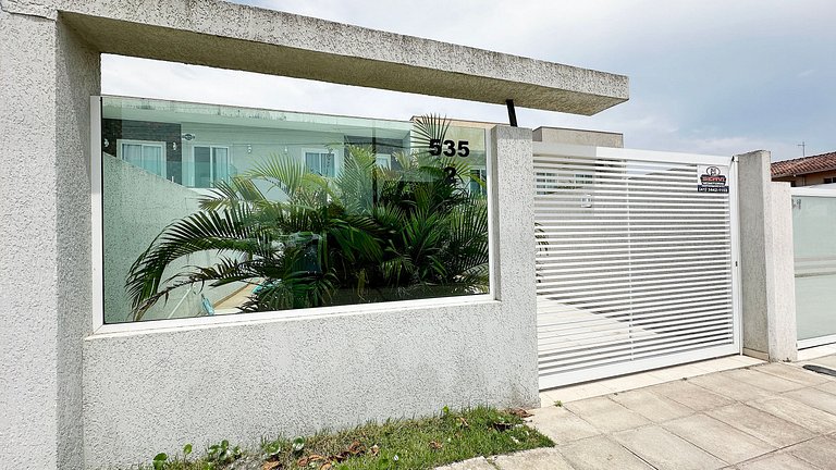 Piscina, internet e área com churrasqueira
