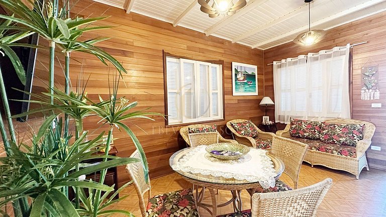 Casa com piscina aquecida, a duas quadras da praia