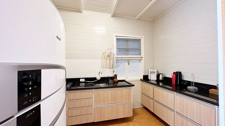 Casa com piscina aquecida, a duas quadras da praia