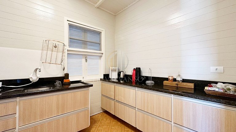 Casa com piscina aquecida, a duas quadras da praia