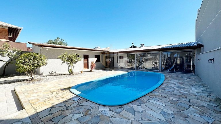 Casa com piscina aquecida, a duas quadras da praia