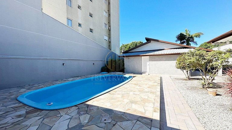 Casa com piscina aquecida, a duas quadras da praia