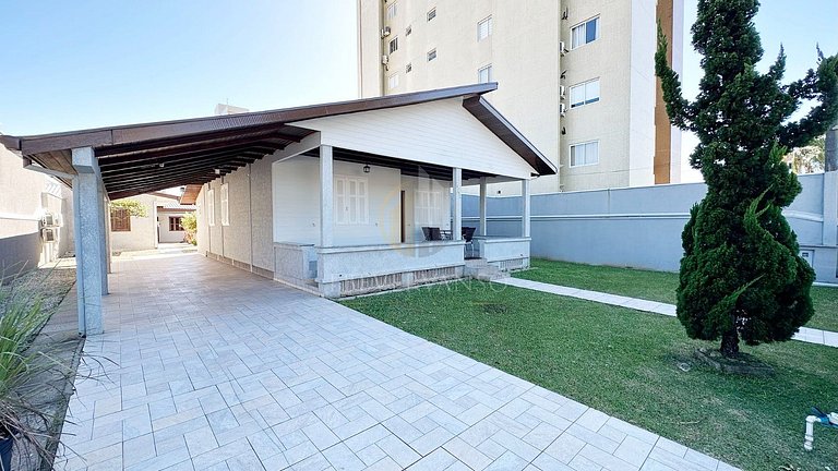 Casa com piscina aquecida, a duas quadras da praia