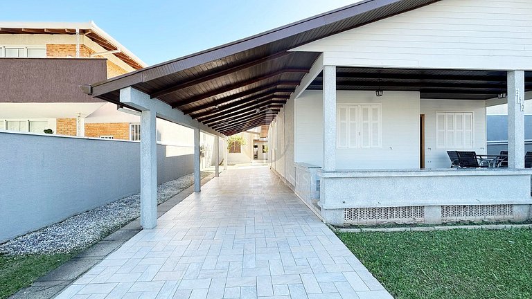 Casa com piscina aquecida, a duas quadras da praia