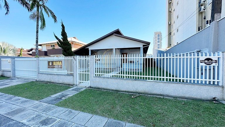 Casa com piscina aquecida, a duas quadras da praia