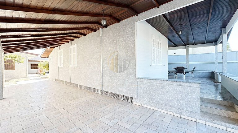 Casa com piscina aquecida, a duas quadras da praia