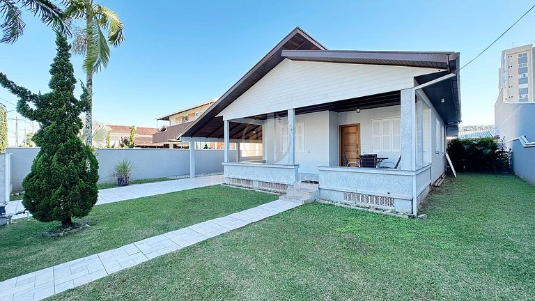 Casa com piscina aquecida, a duas quadras da praia