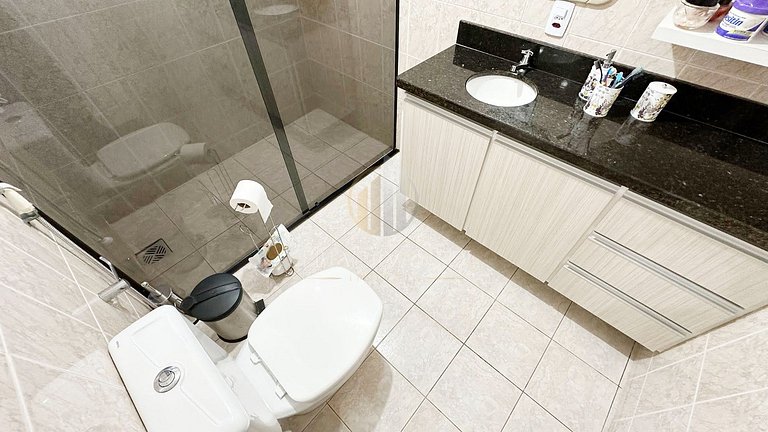 Casa com piscina aquecida, a duas quadras da praia