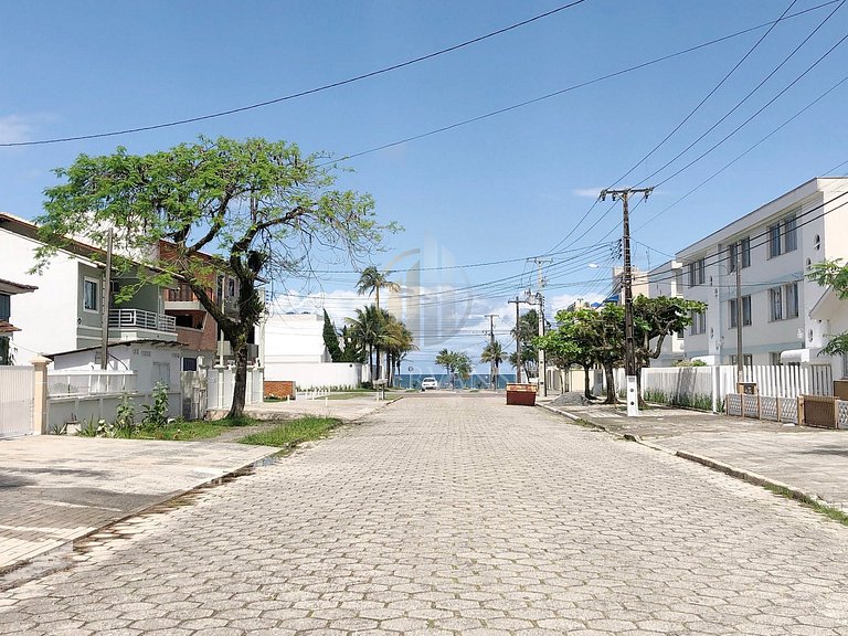 A duas quadras do mar, com jacuzzi e ar.