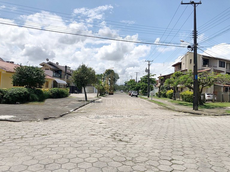 A duas quadras do mar, com jacuzzi e ar.
