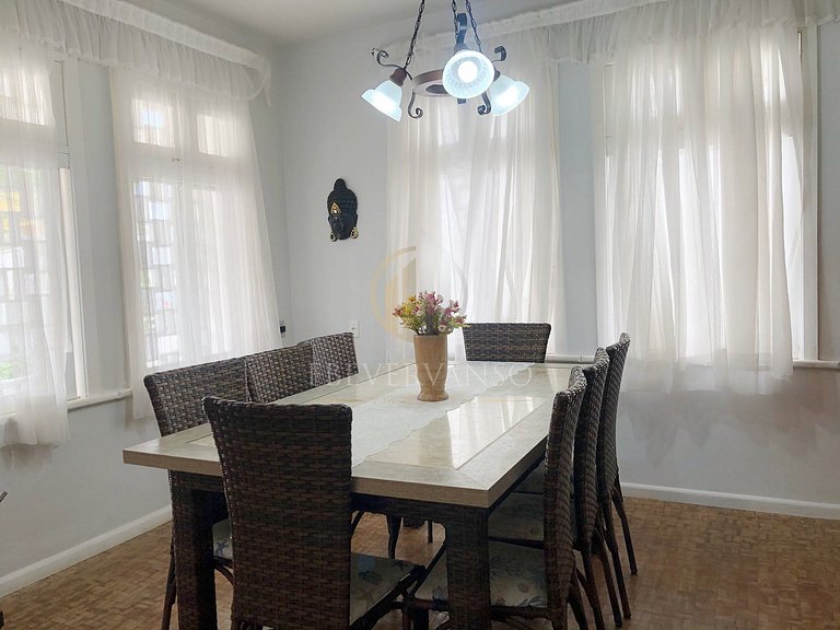 A duas quadras do mar, com jacuzzi e ar.