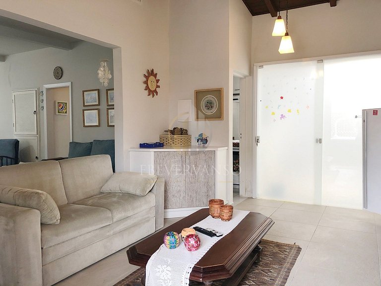 A duas quadras do mar, com jacuzzi e ar.