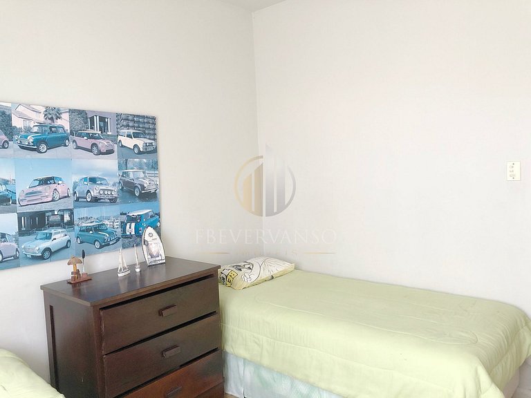 A duas quadras do mar, com jacuzzi e ar.