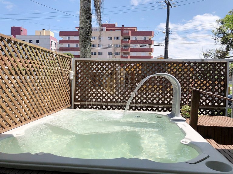 A duas quadras do mar, com jacuzzi e ar.