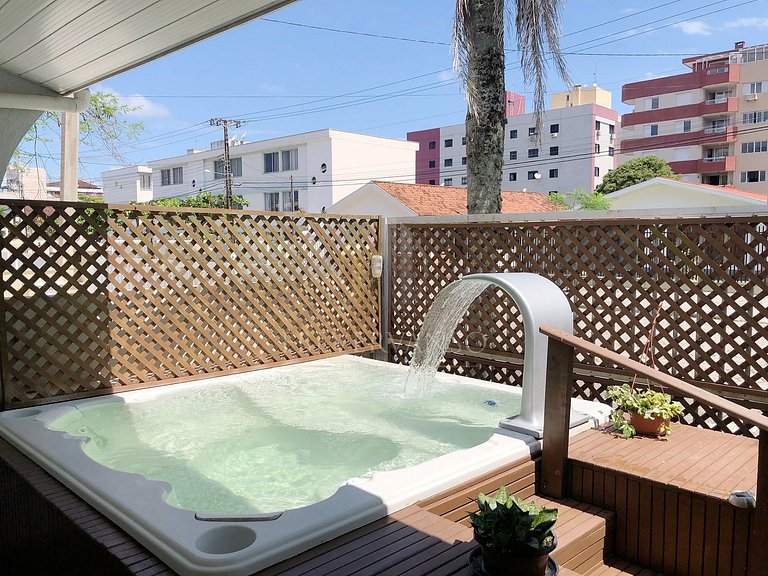 Jacuzzi aquecida e churrasqueira perto do mar