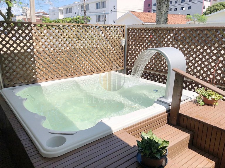 A duas quadras do mar, com jacuzzi e ar.