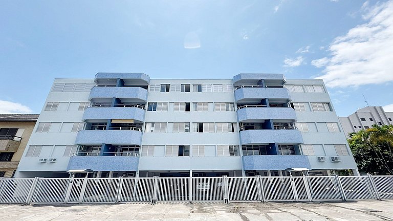 A duas quadras da praia, com Wi-Fi e ar, cond.