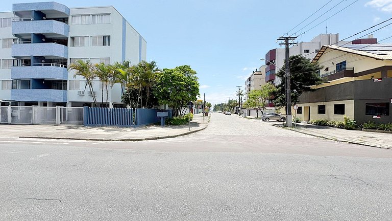 A duas quadras da praia, com Wi-Fi e ar, cond.