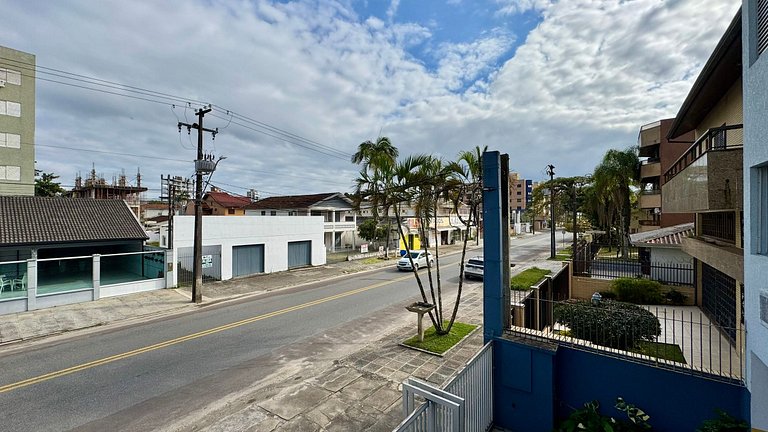 A duas quadras da praia, com Wi-Fi e ar, cond.