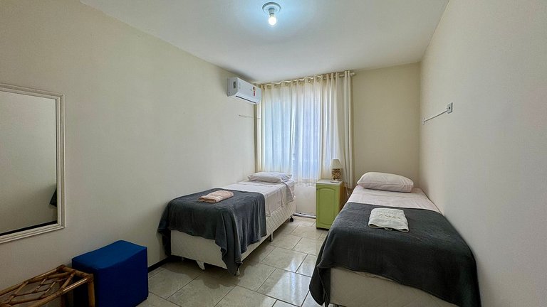 A duas quadras da praia, com Wi-Fi e ar, cond.