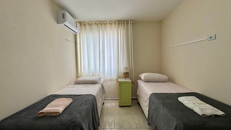 A duas quadras da praia, com Wi-Fi e ar, cond.