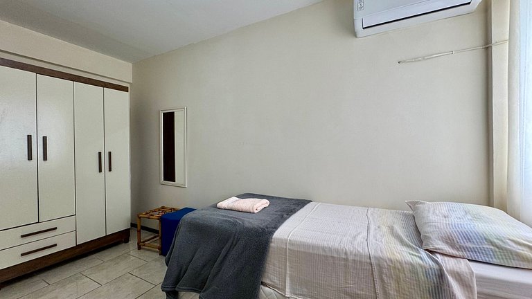 A duas quadras da praia, com Wi-Fi e ar, cond.