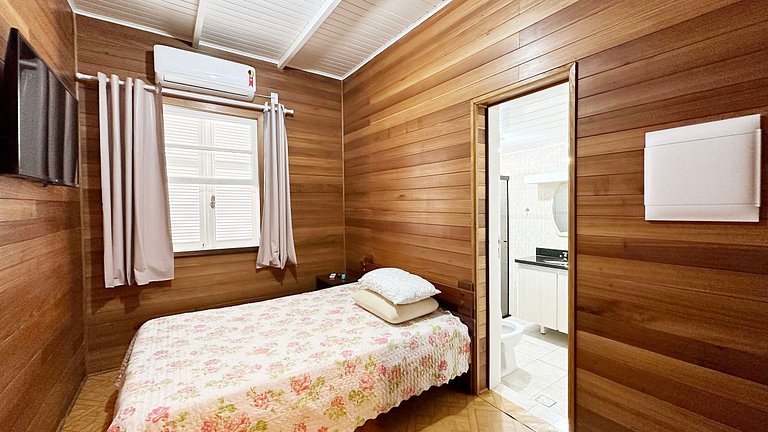 Casa com piscina aquecida, a duas quadras da praia