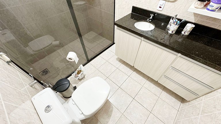 Casa com piscina aquecida, a duas quadras da praia