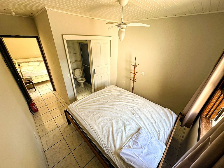 Casa com piscina aquecida, a duas quadras da praia