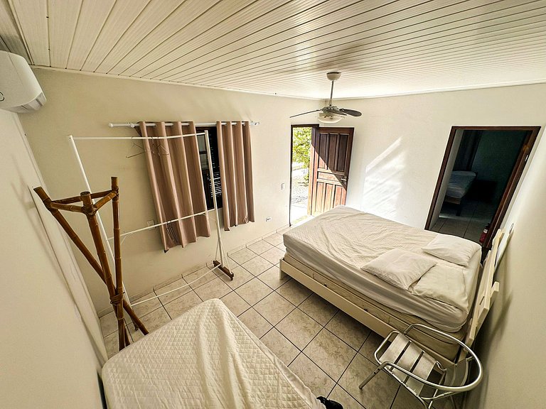 Casa com piscina aquecida, a duas quadras da praia