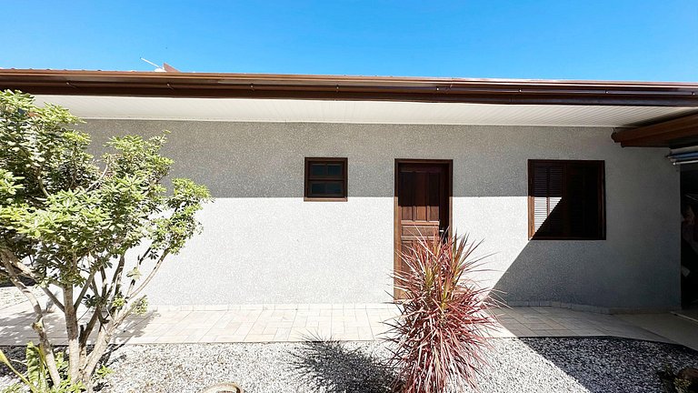 Casa com piscina aquecida, a duas quadras da praia