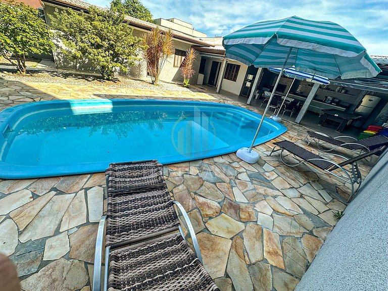 Casa com piscina aquecida, a duas quadras da praia