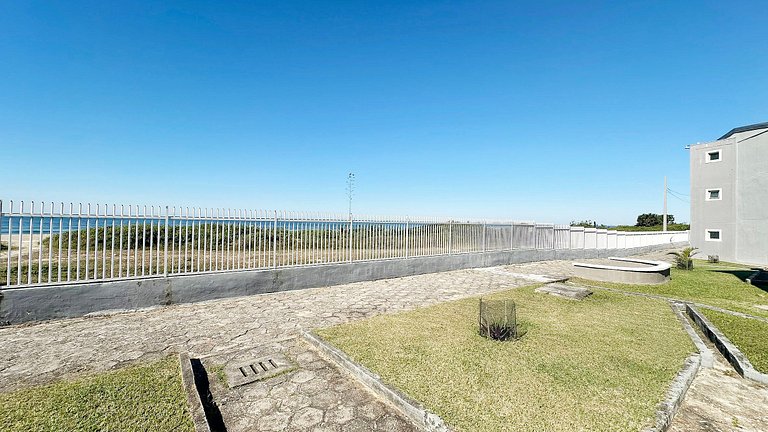 Apartamento com ar e Wi-Fi de frente para o mar