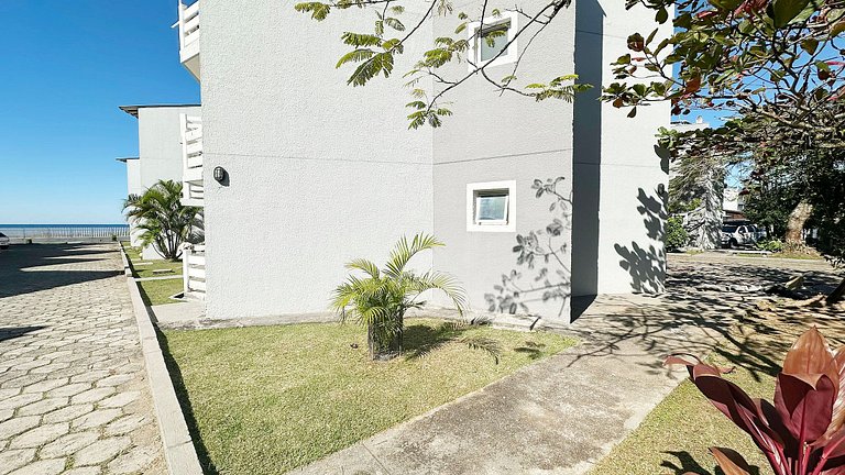 Apartamento com ar e Wi-Fi de frente para o mar