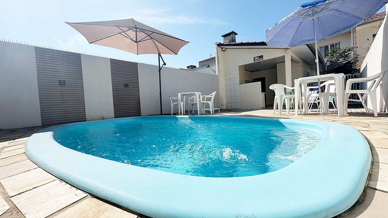 Piscina e churrasqueira perto da praia