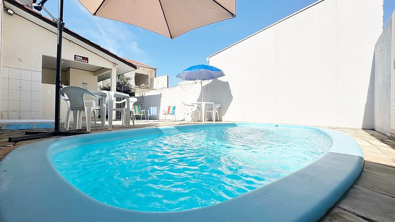 Piscina e churrasqueira perto da praia