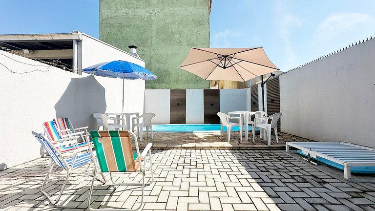 Piscina e churrasqueira perto da praia