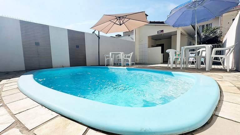 Piscina e churrasqueira perto da praia