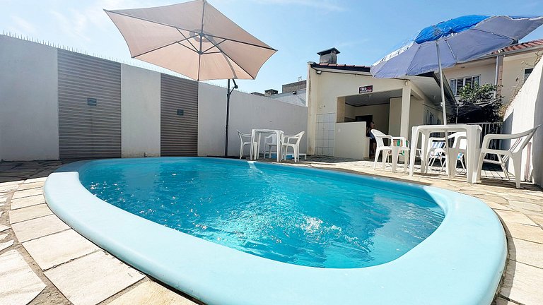 Piscina e churrasqueira perto da praia