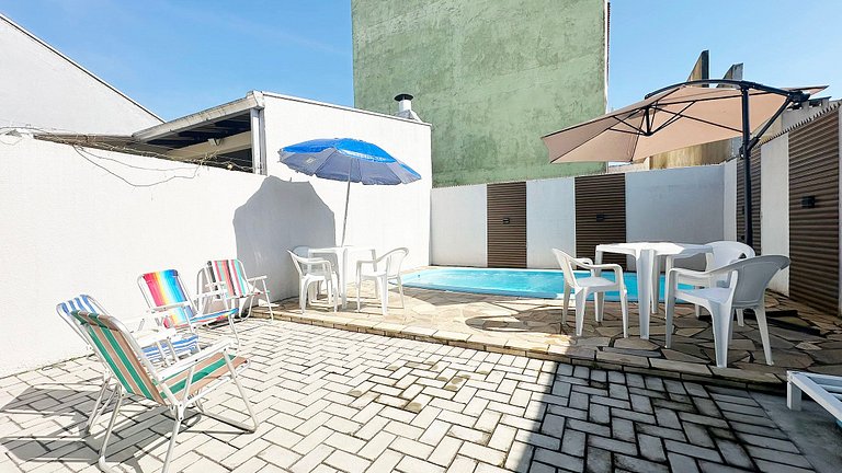 Piscina e churrasqueira perto da praia