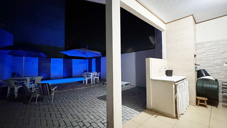 Piscina e churrasqueira perto da praia
