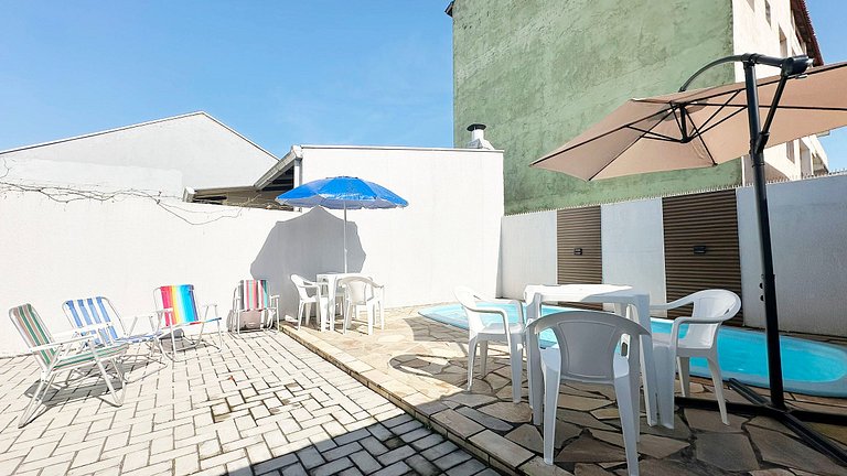 Piscina e churrasqueira perto da praia