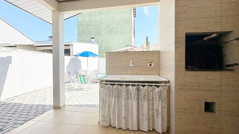 Piscina e churrasqueira perto da praia