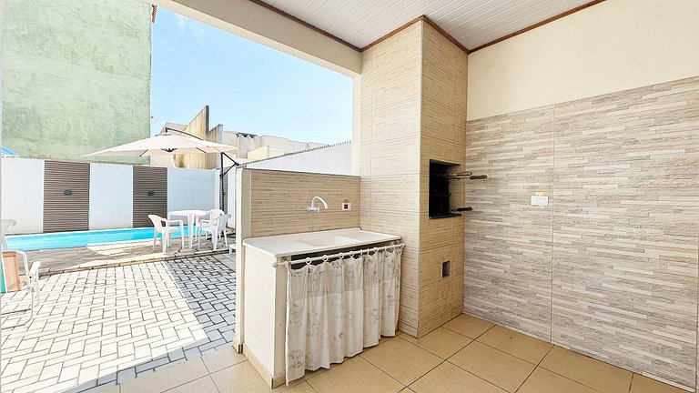 Piscina e churrasqueira perto da praia