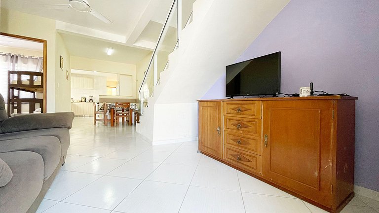 Sobrado com piscina, acomoda até 14 pessoas